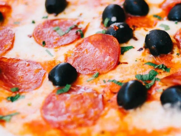 Pizza de Chorizo y Aceitunas Negras
